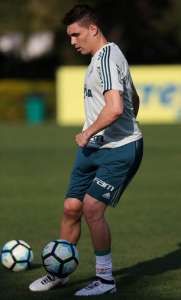 Recuperado de cirurgia no joelho, Moisés deve voltar ao Palmeiras em agosto