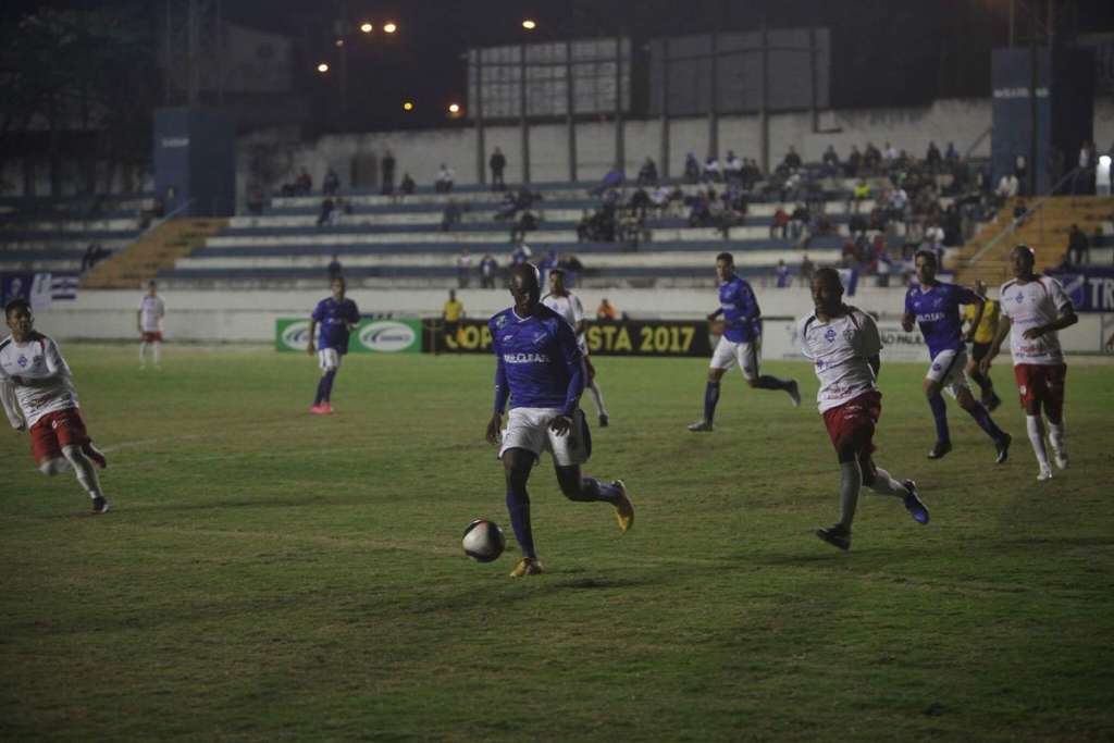 Portuguesa foi melhor no primeiro tempo, mas deu espaço no segundo para o Taubaté jogar (Foto: Rogério Marques / Gazeta de Taubaté)