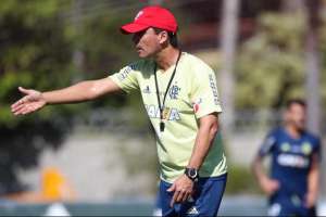 Zé Ricardo fecha treino do Flamengo e mantém mistério na formação da zaga