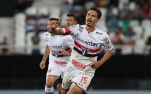 Hernanes vibra com reestreia e brinca: 'Só não falo palavrão porque sou profeta'
