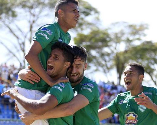 Janelso foi o heroi do dia, marcando dois gols para a Veterana