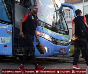 Com retorno de seis jogadores, Atlético-PR encara Vasco para deixar a degola