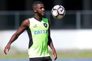 Diretor do Corinthians diz que acerto com zagueiro do Botafogo deve acontecer nesta semana