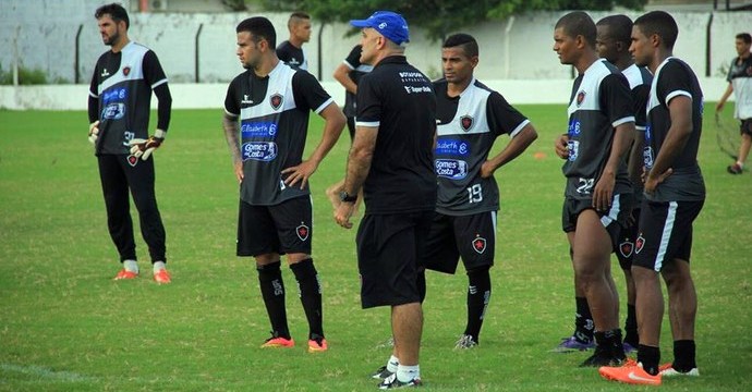 Série C: Itamar Schülle nega briga, segue no Botafogo-PB e recebe apoio do clube