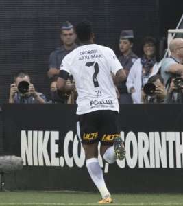 CBF afasta e promoverá reciclagem com assistente que anulou gol de Jô