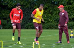 São Paulo treina para furar retranca do Coritiba na quinta-feira