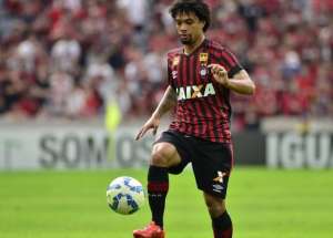 Atlético-PR vende promessa para a França e contrata lateral do Cruzeiro