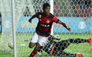 Sem espaço no Flamengo, Gabriel interessa ao Avaí