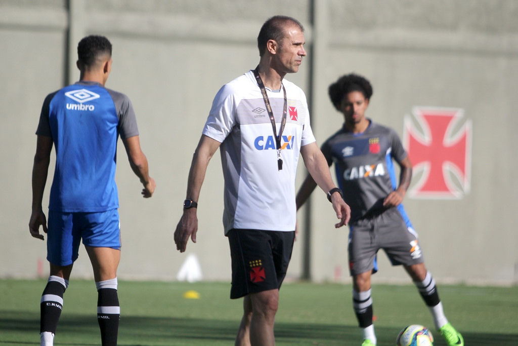 Milton Mendes sinaliza mudanças no Vasco para enfrentar o Cruzeiro