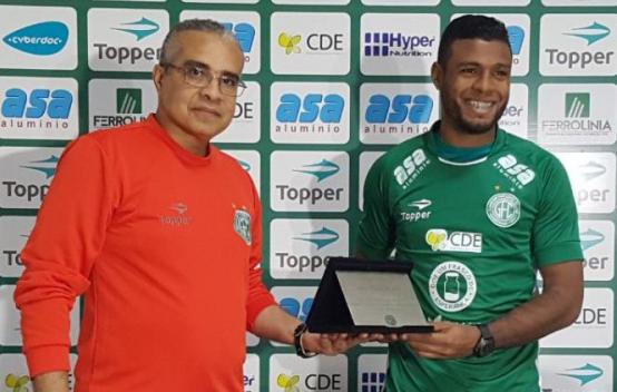 Auremir recebeu do presidente Palmeron, placa quando completou 50 jogos pelo Guarani. Auremir recebeu do presidente Palmeron, placa quando completou 50 jogos pelo Guarani.