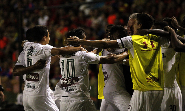Jogadores abraçam o técnico Abel Braga