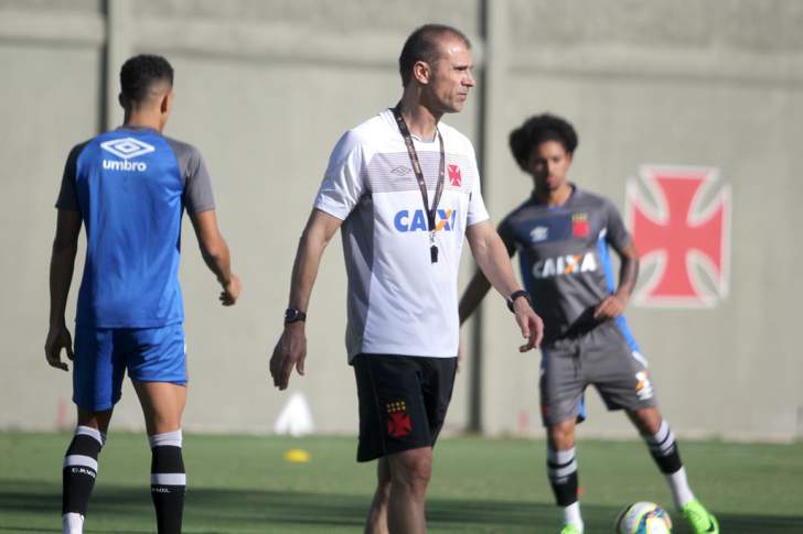 O técnico Milton Mendes revelou que deverá promover mudanças na equipe para enfrentar o Cruzeiro