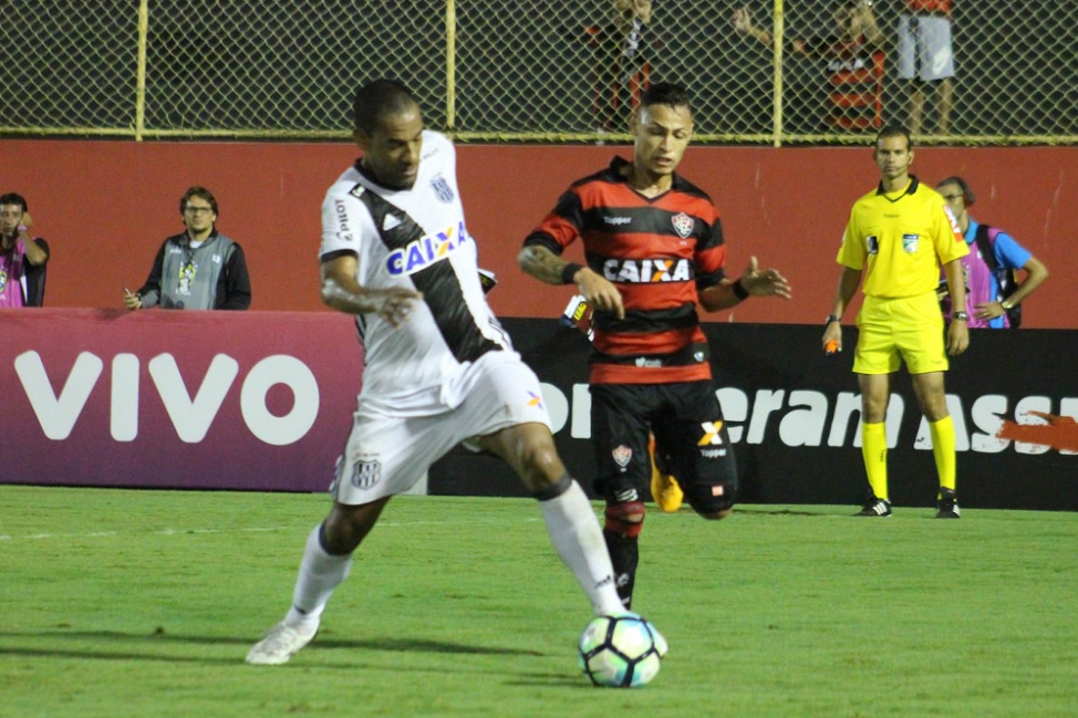 O experiente zagueiro Rodrigo cometeu uma falha bizarra que originou o segundo gol do Vitória