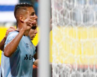 Michel festeja o gol sobre o ex-clube