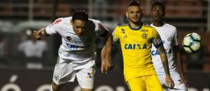 Ricardo Oliveira celebra gol, mas admite falta de ritmo no Santos