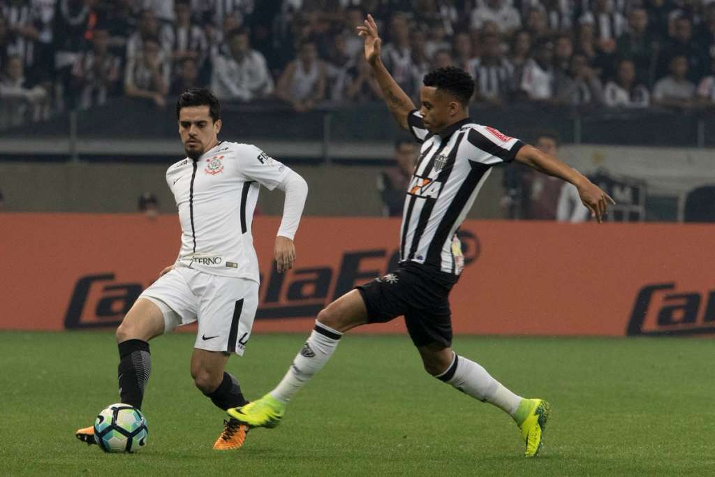 Fagner vê perigo em Corinthians se deixar levar pelo clima de 'já ganhou'