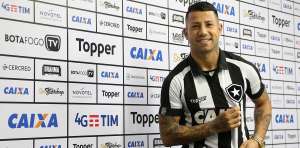 Após estrear, Valencia é apresentado no Botafogo: 'Grande passo na carreira'
