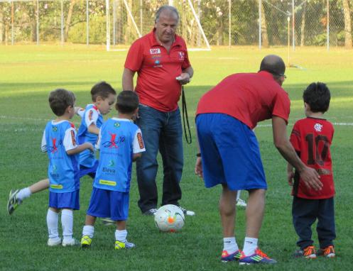 Zico 'pôs a mão na massa' no Automóvel Clube de Rio Preto