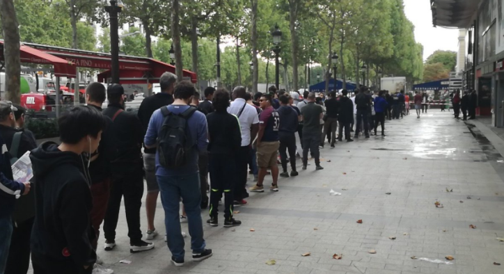 Torcida do PSG faz fila para garantir uma camisa do Neymar, veja!