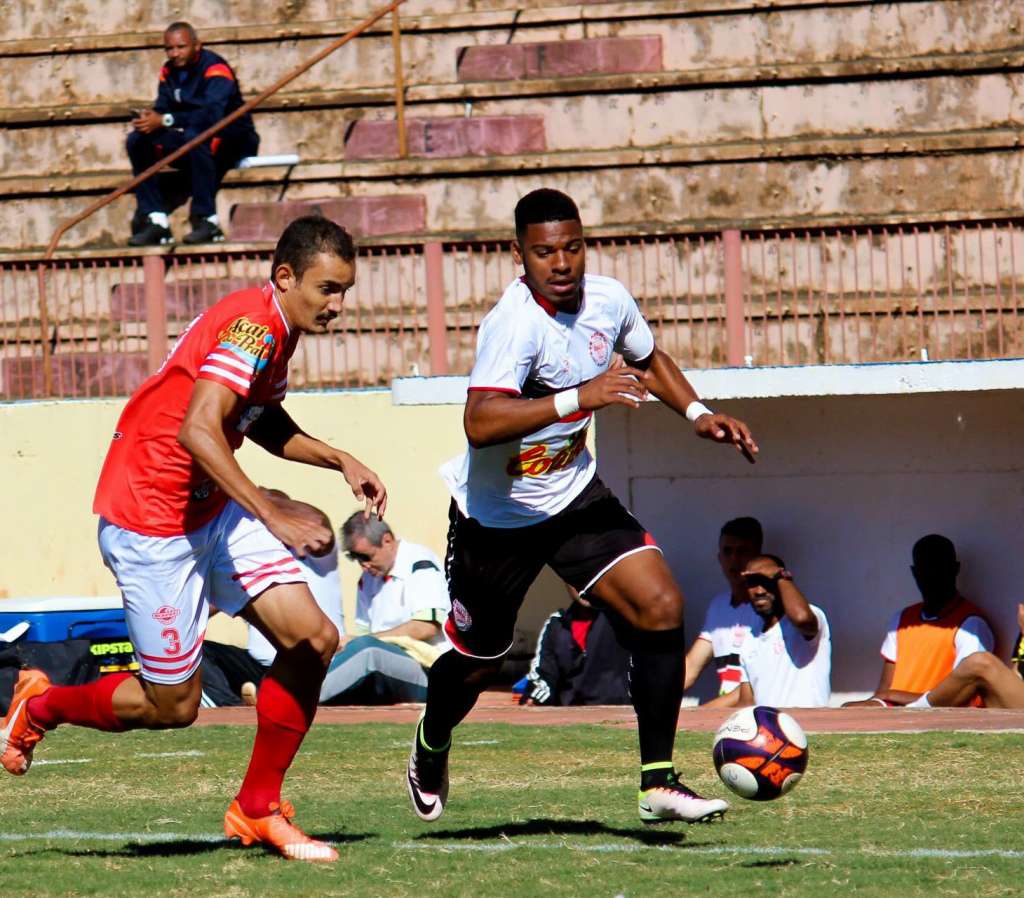 Gregory (de camisa branca) promete fazer gol no próximo domingo, diante o Taquaritinga (Foto: Fernanda Morais)