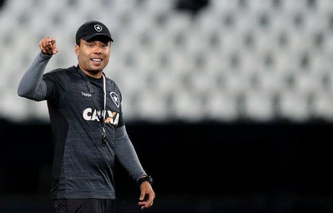 Jair confirma time misto contra o Cruzeiro (Foto: Vitor Silva / Botafogo)