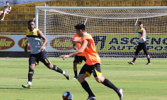 Jorjão recebe rodada dupla da base (Foto: Thomaz Jannuzzi / Novorizontino)