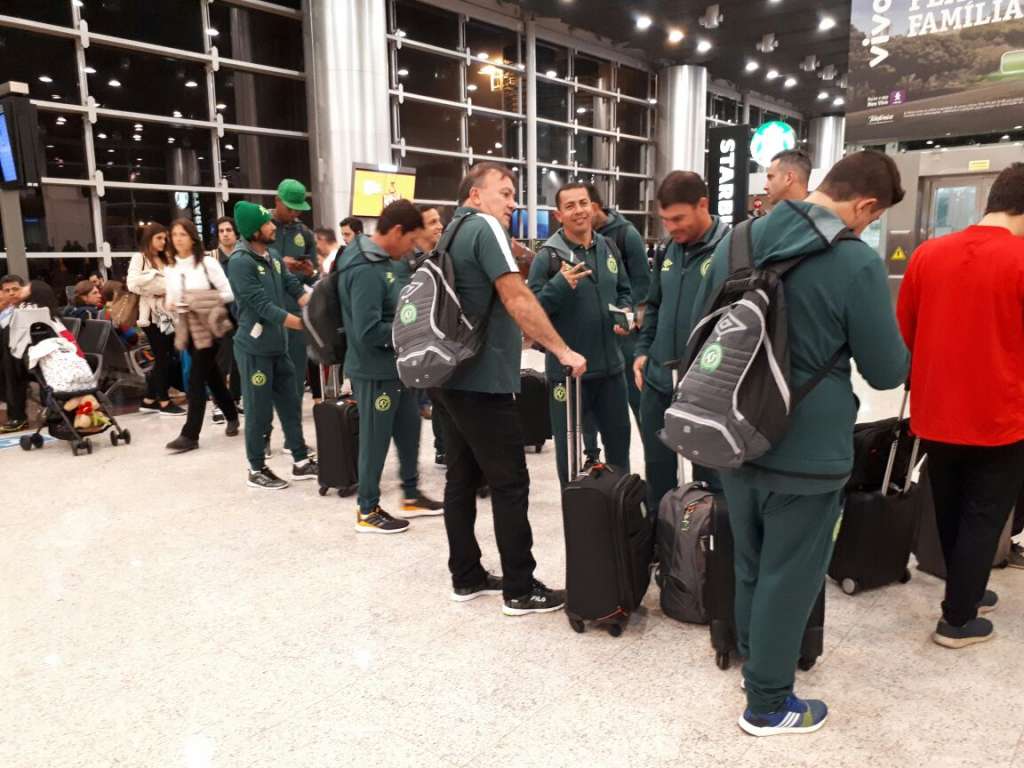 Delegação da Chapecoense embarcou com destino a Espanha na noite desta sexta-feira