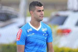 Recuperado, atacante treina e deve voltar ao Cruzeiro diante do Botafogo