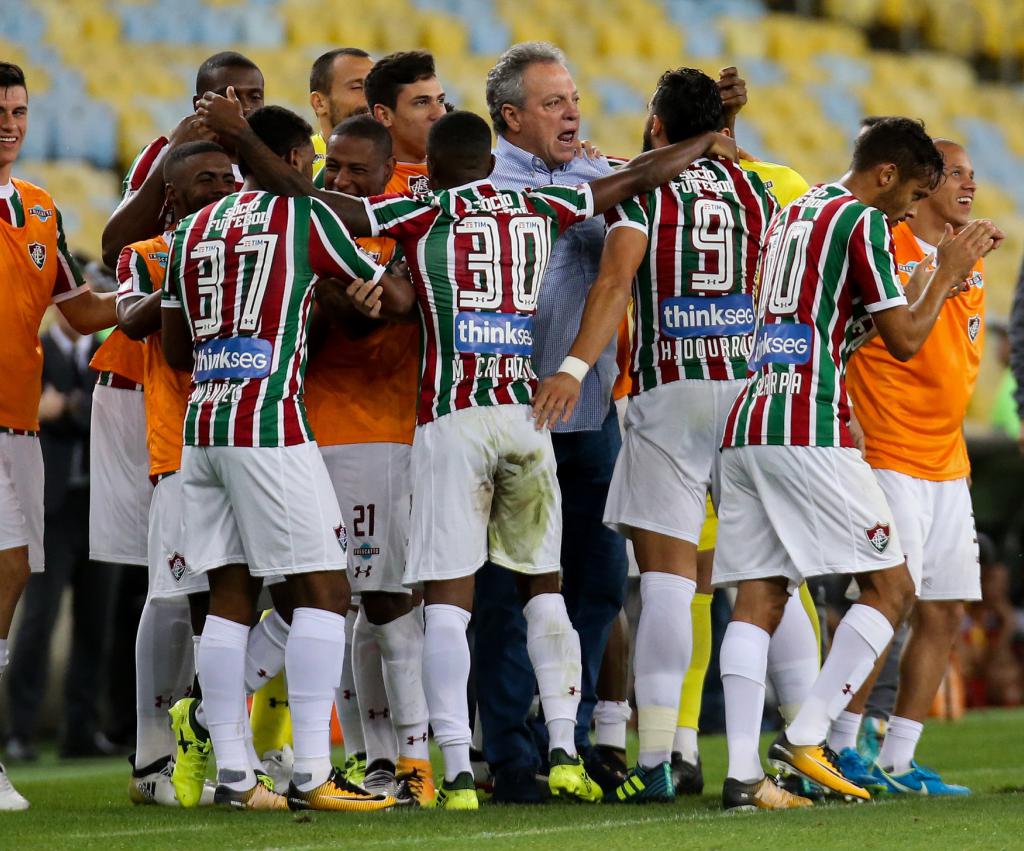 Jogadores comemoram gol do Flu com Abel Braga (Foto: Lucas Merçon/ FFC)