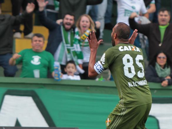 Coritiba 2 x 0 Chapecoense - Coxa quebra jejum em casa e complica a 'internacional' Chape 2 0002050259269 img