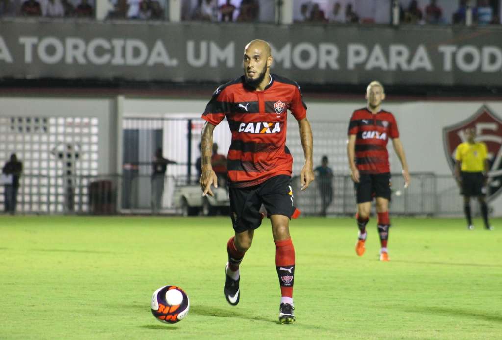 Sem clube, Paulinho deve reforçar o CRB. (Foto: Maurícia da Matta / EC Vitória)