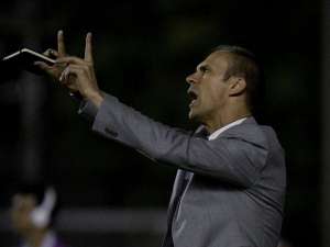 Vasco desmente Rodrigo e repudia agressão ao técnico Milton Mendes