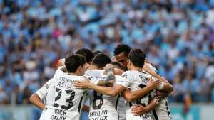 Elenco do Corinthians acha difícil, mas não descarta título invicto no Brasileiro