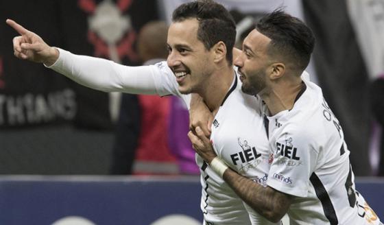 Clayson abraça Rodriguinho, que fez um dos gols do Corinthians em cima do Sport