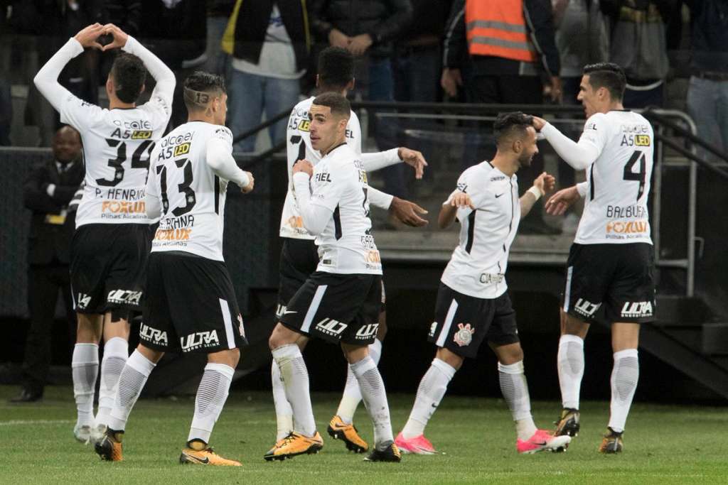 Líder invicto, Corinthians tem elenco que custa menos que 'astros' dos rivais