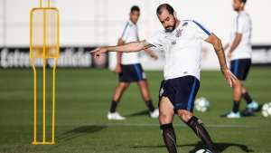 Danilo faz belo gol e se destaca em treino do Corinthians