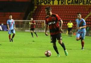 Após marcar contra Corinthians, Thallyson renova contrato com Sport