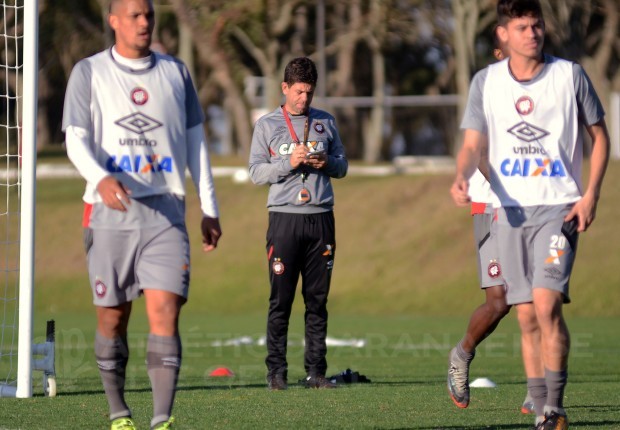 Atlético-PR quer fazer bonito na Vila Belmiro