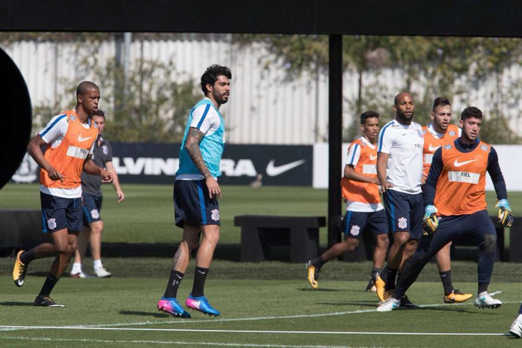 Vilson faz primeiro treino com bola no Corinthians após passar por cirurgia