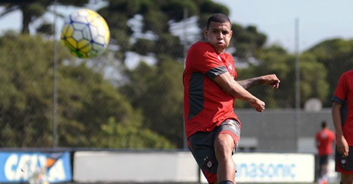 Sidcley aposta em bom desempenho do Atlético-PR como visitante para vencer Santos