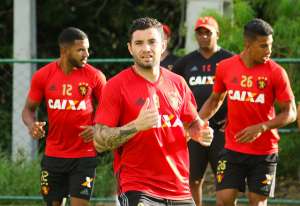 Mena, do Sport, fala do duelo contra Ponte: 