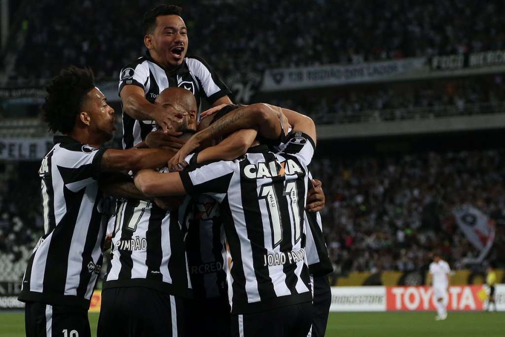 Botafogo passa pelo Nacional e segue vivo na Libertadores