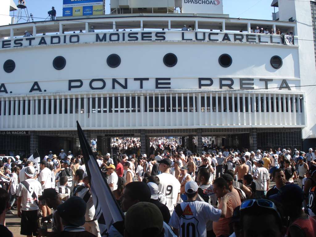 O Estádio Moisés Lucarelli foi construído pelos próprios torcedores da Ponte Preta
