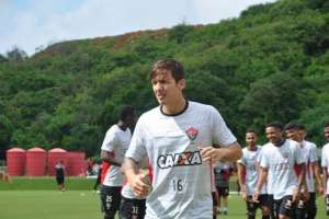 Sem agradar, Vitória libera xará do 'filho do vento'