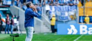 Renato Gaúcho nega crise no Grêmio por saída de Espinoza; Douglas treina com bola