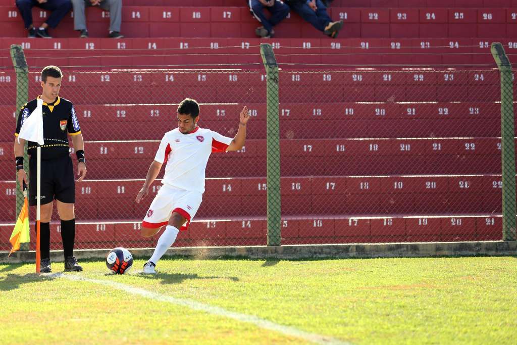 Na cola do líder, Desportivo Brasil desafia retrospecto para vencer o Taboão da Serra