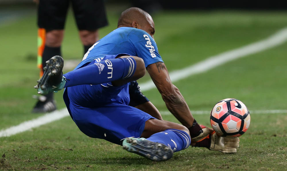 Jailson tem lesão no quadril e vai desfalcar o Palmeiras por um mês