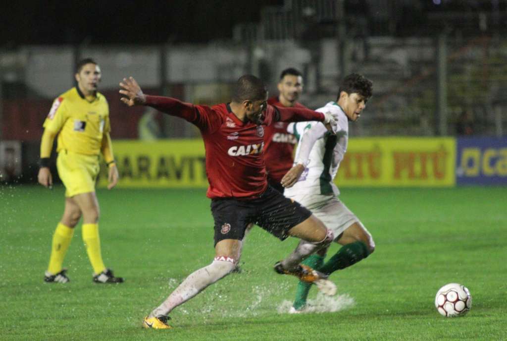 O gramado do Bento de Freitas estava bastante molhado por conta das chuvas que caíram em Pelotas - Carlos Insaurriaga/Brasil de Pelotas