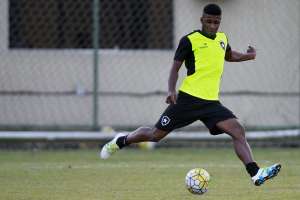 Palmeiras fica próximo de Emerson Santos, que negociava com o Corinthians