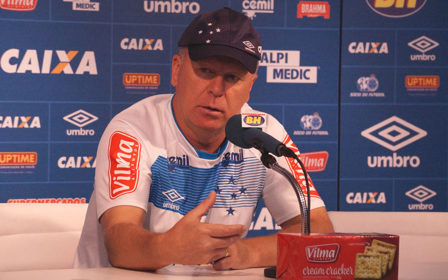 Mano Menezes vai colocar um time misto do Cruzeiro